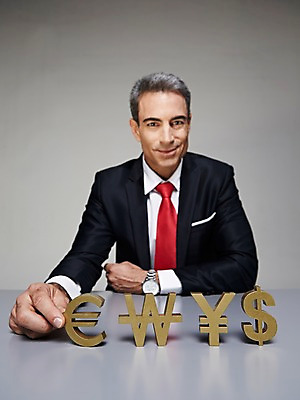 포토 JPG 스튜디오촬영 서양인 해외기획촬영 남자 2013년태국 40대 중년 비즈니스 CEO 사업가 중년라이프 실내 한명 웃음 사람 앉기 정장 상반신 앞모습 금융 경제 비즈니스라이프 달러 유로 비즈니스맨 원화 화폐기호 엔 책상 중년남자한명만 국내포토 외국인 직업 1 라이프스타일 기호 옷 뷰포인트 가구 돈 모션 표정 성인 내부 직장인 화폐 남자한명만 중년남자만 파일형식