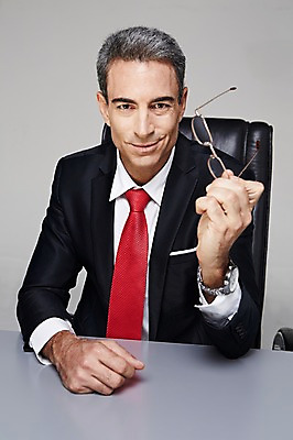 포토 JPG 스튜디오촬영 서양인 해외기획촬영 남자 안경 2013년태국 40대 중년 의자 비즈니스 CEO 사업가 중년라이프 실내 한명 웃음 들기 사람 앉기 정장 상반신 앞모습 비즈니스라이프 비즈니스맨 책상 중년남자한명만 국내포토 외국인 직업 1 라이프스타일 잡화 옷 뷰포인트 가구 모션 표정 성인 내부 직장인 남자한명만 중년남자만 파일형식