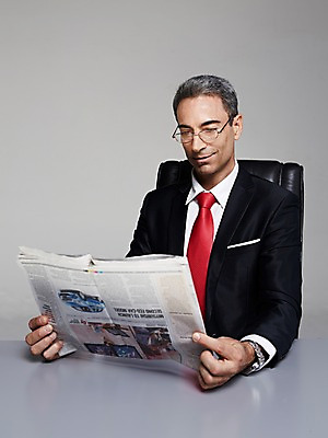 포토 JPG 스튜디오촬영 서양인 해외기획촬영 응시 남자 안경 2013년태국 40대 중년 의자 비즈니스 CEO 사업가 중년라이프 실내 한명 웃음 들기 사람 앉기 정장 상반신 앞모습 비즈니스라이프 비즈니스맨 신문 신문읽기 책상 중년남자한명만 국내포토 외국인 직업 1 라이프스타일 시선 잡화 옷 뷰포인트 가구 모션 표정 성인 내부 간행물 직장인 뉴스 읽기 남자한명만 중년남자만 파일형식