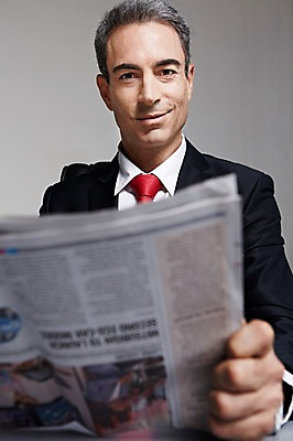 포토 JPG 스튜디오촬영 서양인 해외기획촬영 남자 2013년태국 40대 중년 비즈니스 CEO 사업가 중년라이프 실내 한명 웃음 들기 사람 정장 상반신 앞모습 아웃포커스 비즈니스라이프 비즈니스맨 신문 신문읽기 중년남자한명만 국내포토 외국인 직업 1 라이프스타일 옷 뷰포인트 모션 촬영기법 표정 성인 내부 간행물 직장인 뉴스 읽기 남자한명만 중년남자만 파일형식