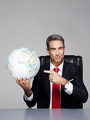 포토 JPG 스튜디오촬영 서양인 해외기획촬영 남자 2013년태국 40대 중년 의자 비즈니스 CEO 사업가 중년라이프 실내 한명 웃음 들기 사람 앉기 정장 손짓 상반신 앞모습 비즈니스라이프 글로벌 지구본 글로벌비즈니스 가리킴 비즈니스맨 책상 중년남자한명만 국내포토 외국인 직업 1 라이프스타일 옷 뷰포인트 가구 모션 표정 성인 내부 직장인 남자한명만 중년남자만 파일형식