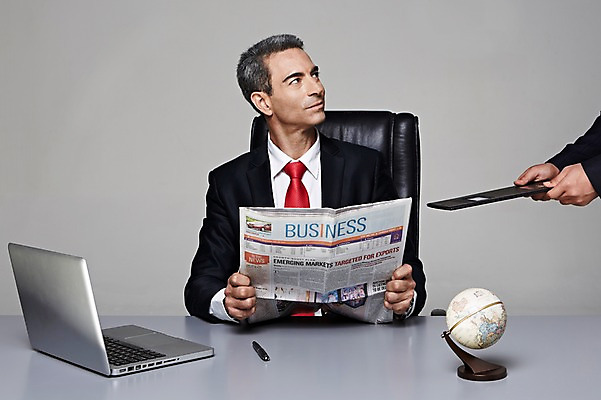 포토 JPG 스튜디오촬영 서양인 해외기획촬영 손 응시 남자 2013년태국 40대 중년 의자 비즈니스 CEO 사업가 중년라이프 실내 서기 들기 사람 앉기 정장 상반신 두명 앞모습 비즈니스라이프 노트북 펜 지구본 업무 비즈니스맨 신문 책상 문서 결재 결재판 중년만 중년남자만 국내포토 외국인 직업 라이프스타일 시선 옷 뷰포인트 가구 모션 성인 내부 신체부위 간행물 전자제품 필기구 작업 직장인 뉴스 남자만 성인만 파일형식