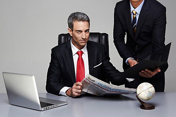 포토 JPG 스튜디오촬영 서양인 해외기획촬영 남자 2013년태국 40대 중년 의자 비즈니스 CEO 사업가 중년라이프 실내 서기 들기 사람 앉기 정장 상반신 두명 앞모습 비즈니스라이프 노트북 지구본 업무 비즈니스맨 신문 책상 문서 결재 결재판 중년만 중년남자만 국내포토 외국인 직업 라이프스타일 옷 뷰포인트 가구 모션 성인 내부 간행물 전자제품 작업 직장인 뉴스 남자만 성인만 파일형식