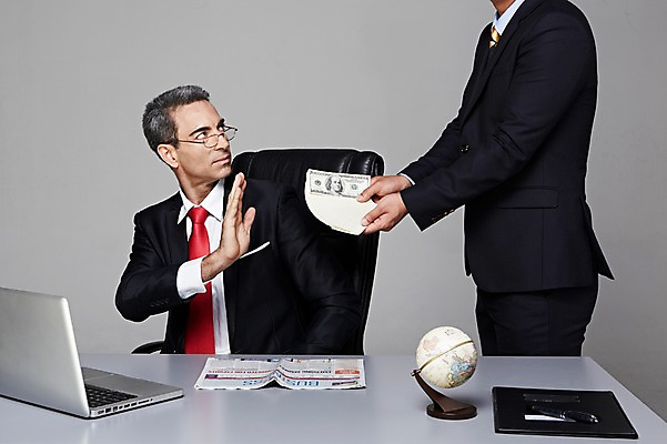 포토 JPG 스튜디오촬영 서양인 해외기획촬영 남자 안경 2013년태국 40대 중년 지폐 돈 의자 비즈니스 CEO 사업가 중년라이프 영업 실내 서기 들기 사람 앉기 정장 상반신 두명 비즈니스라이프 노트북 지구본 달러 거래 비즈니스맨 신문 거절 책상 주기 문서 뇌물 중년만 중년남자만 국내포토 외국인 직업 라이프스타일 잡화 옷 가구 컨셉 모션 성인 내부 간행물 전자제품 직장인 뉴스 재산 남자만 성인만 파일형식