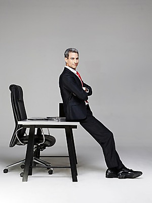 포토 JPG 스튜디오촬영 전신 서양인 해외기획촬영 남자 안경 2013년태국 40대 중년 의자 비즈니스 CEO 사업가 중년라이프 실내 한명 웃음 사람 앉기 정장 옆모습 비즈니스라이프 노트북 사무실 펜 팔짱 업무 비즈니스맨 작업실 책상 문서 중년남자한명만 국내포토 외국인 직업 1 라이프스타일 잡화 옷 뷰포인트 가구 모션 표정 성인 내부 전자제품 필기구 작업 직장인 남자한명만 중년남자만 파일형식