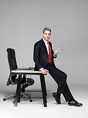 포토 JPG 스튜디오촬영 전신 서양인 해외기획촬영 남자 안경 2013년태국 40대 중년 의자 비즈니스 CEO 사업가 중년라이프 실내 한명 들기 사람 앉기 정장 옆모습 비즈니스라이프 노트북 사무실 펜 업무 비즈니스맨 작업실 책상 문서 중년남자한명만 국내포토 외국인 직업 1 라이프스타일 잡화 옷 뷰포인트 가구 모션 성인 내부 전자제품 필기구 작업 직장인 남자한명만 중년남자만 파일형식