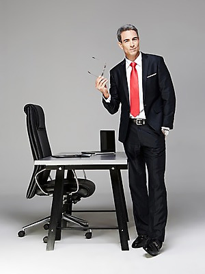 포토 JPG 스튜디오촬영 전신 서양인 해외기획촬영 남자 안경 2013년태국 40대 중년 의자 비즈니스 CEO 사업가 중년라이프 실내 한명 서기 들기 사람 정장 앞모습 비즈니스라이프 노트북 사무실 펜 업무 비즈니스맨 작업실 책상 문서 중년남자한명만 국내포토 외국인 직업 1 라이프스타일 잡화 옷 뷰포인트 가구 모션 성인 내부 전자제품 필기구 작업 직장인 남자한명만 중년남자만 파일형식