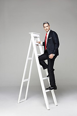 포토 JPG 스튜디오촬영 전신 서양인 해외기획촬영 남자 2013년태국 40대 중년 비즈니스 CEO 사업가 사다리 모션 중년라이프 실내 한명 서기 사람 정장 옆모습 비즈니스라이프 비즈니스맨 오르기 중년남자한명만 국내포토 외국인 직업 1 라이프스타일 옷 뷰포인트 성인 내부 도구 직장인 남자한명만 중년남자만 파일형식