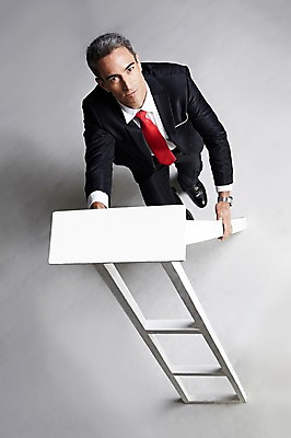 포토 JPG 스튜디오촬영 전신 서양인 해외기획촬영 남자 2013년태국 40대 중년 비즈니스 CEO 사업가 사다리 모션 중년라이프 실내 한명 서기 사람 정장 앞모습 비즈니스라이프 하이앵글 올려보기 비즈니스맨 오르기 중년남자한명만 국내포토 외국인 직업 1 라이프스타일 옷 뷰포인트 성인 내부 도구 직장인 남자한명만 중년남자만 파일형식