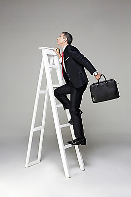 포토 JPG 스튜디오촬영 전신 서양인 해외기획촬영 응시 남자 2013년태국 40대 중년 서류가방 가방 비즈니스 CEO 사업가 사다리 모션 중년라이프 실내 한명 서기 들기 사람 정장 옆모습 비즈니스라이프 비즈니스맨 오르기 중년남자한명만 국내포토 외국인 직업 1 라이프스타일 시선 잡화 옷 뷰포인트 성인 내부 도구 직장인 남자한명만 중년남자만 파일형식