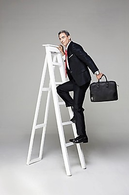 포토 JPG 스튜디오촬영 전신 서양인 해외기획촬영 남자 2013년태국 40대 중년 서류가방 가방 비즈니스 CEO 사업가 사다리 모션 중년라이프 실내 한명 서기 들기 사람 정장 옆모습 비즈니스라이프 비즈니스맨 오르기 중년남자한명만 국내포토 외국인 직업 1 라이프스타일 잡화 옷 뷰포인트 성인 내부 도구 직장인 남자한명만 중년남자만 파일형식