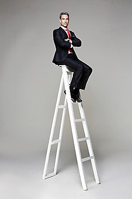 포토 JPG 스튜디오촬영 전신 서양인 해외기획촬영 남자 2013년태국 40대 중년 비즈니스 CEO 사업가 사다리 모션 중년라이프 실내 한명 사람 앉기 정장 옆모습 비즈니스라이프 팔짱 비즈니스맨 중년남자한명만 국내포토 외국인 직업 1 라이프스타일 옷 뷰포인트 성인 내부 도구 직장인 남자한명만 중년남자만 파일형식