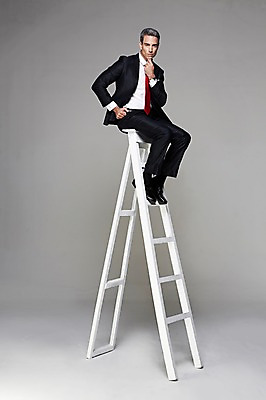 포토 JPG 스튜디오촬영 전신 서양인 해외기획촬영 남자 2013년태국 40대 중년 생각 비즈니스 CEO 사업가 사다리 모션 중년라이프 실내 한명 사람 앉기 정장 옆모습 비즈니스라이프 턱괴기 비즈니스맨 고민 중년남자한명만 국내포토 외국인 직업 1 라이프스타일 옷 감정 뷰포인트 성인 내부 도구 직장인 남자한명만 중년남자만 파일형식