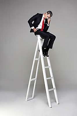 포토 JPG 스튜디오촬영 전신 서양인 해외기획촬영 남자 2013년태국 40대 중년 생각 비즈니스 CEO 사업가 사다리 모션 중년라이프 실내 한명 사람 앉기 정장 옆모습 비즈니스라이프 비즈니스맨 고민 중년남자한명만 국내포토 외국인 직업 1 라이프스타일 옷 감정 뷰포인트 성인 내부 도구 직장인 남자한명만 중년남자만 파일형식