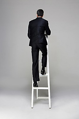 포토 JPG 스튜디오촬영 전신 서양인 해외기획촬영 남자 2013년태국 40대 중년 비즈니스 CEO 사업가 사다리 모션 중년라이프 실내 한명 서기 사람 정장 뒷모습 비즈니스라이프 비즈니스맨 오르기 중년남자한명만 국내포토 외국인 직업 1 라이프스타일 옷 뷰포인트 성인 내부 도구 직장인 남자한명만 중년남자만 파일형식