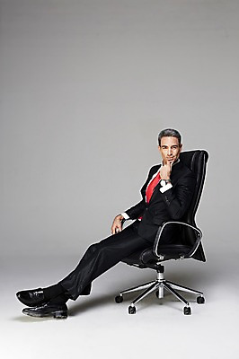 포토 JPG 스튜디오촬영 전신 서양인 해외기획촬영 남자 2013년태국 시계 40대 중년 의자 비즈니스 CEO 사업가 중년라이프 실내 한명 웃음 사람 앉기 정장 옆모습 비즈니스라이프 턱괴기 비즈니스맨 손목시계 중년남자한명만 국내포토 외국인 직업 1 라이프스타일 옷 뷰포인트 가구 장신구 모션 표정 성인 내부 직장인 남자한명만 중년남자만 파일형식