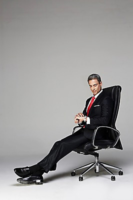 포토 JPG 스튜디오촬영 전신 서양인 해외기획촬영 응시 남자 2013년태국 시계 40대 중년 의자 비즈니스 CEO 사업가 중년라이프 실내 한명 사람 앉기 정장 옆모습 비즈니스라이프 시간 비즈니스맨 손목시계 중년남자한명만 국내포토 외국인 직업 1 라이프스타일 시선 옷 뷰포인트 가구 장신구 모션 성인 내부 직장인 남자한명만 중년남자만 파일형식