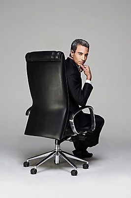 포토 JPG 스튜디오촬영 전신 서양인 해외기획촬영 남자 2013년태국 40대 중년 의자 비즈니스 CEO 사업가 중년라이프 실내 한명 사람 앉기 정장 뒷모습 비즈니스라이프 비즈니스맨 뒤돌아보기 중년남자한명만 국내포토 외국인 직업 1 라이프스타일 옷 뷰포인트 가구 모션 성인 내부 직장인 남자한명만 중년남자만 파일형식