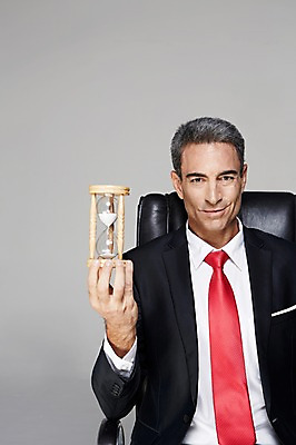 포토 JPG 스튜디오촬영 서양인 해외기획촬영 남자 2013년태국 시계 40대 중년 의자 비즈니스 CEO 사업가 중년라이프 실내 한명 웃음 사람 앉기 정장 상반신 앞모습 비즈니스라이프 시간 비즈니스맨 모래시계 중년남자한명만 국내포토 외국인 직업 1 라이프스타일 옷 모래 뷰포인트 가구 모션 표정 성인 내부 직장인 남자한명만 중년남자만 파일형식