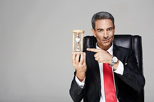 포토 JPG 스튜디오촬영 서양인 해외기획촬영 남자 2013년태국 시계 40대 중년 의자 비즈니스 CEO 사업가 중년라이프 실내 한명 웃음 사람 앉기 정장 손짓 상반신 앞모습 비즈니스라이프 가리킴 시간 비즈니스맨 모래시계 중년남자한명만 국내포토 외국인 직업 1 라이프스타일 옷 모래 뷰포인트 가구 모션 표정 성인 내부 직장인 남자한명만 중년남자만 파일형식