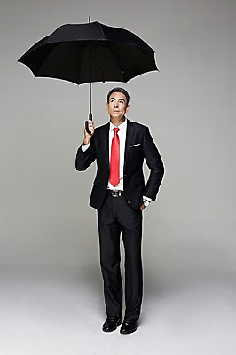 포토 JPG 스튜디오촬영 전신 서양인 해외기획촬영 남자 2013년태국 40대 중년 우산 비즈니스 CEO 사업가 중년라이프 실내 한명 서기 들기 사람 정장 앞모습 비즈니스라이프 올려보기 비즈니스맨 중년남자한명만 국내포토 외국인 직업 1 라이프스타일 옷 뷰포인트 모션 성인 내부 직장인 남자한명만 중년남자만 파일형식