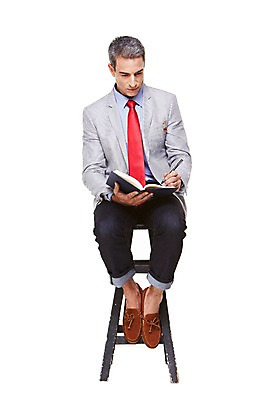 포토 JPG 스튜디오촬영 전신 서양인 해외기획촬영 응시 남자 2013년태국 40대 중년 의자 비즈니스 중년라이프 실내 한명 들기 누끼 사람 앉기 앞모습 책 캐주얼 비즈니스라이프 독서 비즈니스맨 중년남자한명만 국내포토 외국인 1 라이프스타일 시선 옷 뷰포인트 가구 모션 성인 내부 직장인 남자한명만 중년남자만 파일형식