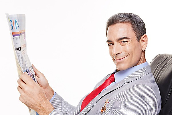 포토 JPG 스튜디오촬영 서양인 해외기획촬영 남자 2013년태국 40대 중년 의자 비즈니스 중년라이프 실내 한명 웃음 들기 누끼 사람 상반신 옆모습 캐주얼 비즈니스라이프 비즈니스맨 신문 신문읽기 중년남자한명만 국내포토 외국인 1 라이프스타일 옷 뷰포인트 가구 모션 표정 성인 내부 간행물 직장인 뉴스 읽기 남자한명만 중년남자만 파일형식