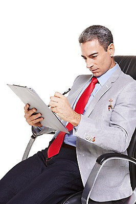 포토 JPG 스튜디오촬영 서양인 해외기획촬영 응시 남자 2013년태국 40대 중년 의자 비즈니스 중년라이프 실내 한명 들기 누끼 사람 앉기 상반신 옆모습 캐주얼 비즈니스라이프 펜 기록 업무 비즈니스맨 작업실 문서 중년남자한명만 국내포토 외국인 1 라이프스타일 시선 옷 뷰포인트 가구 모션 성인 내부 필기구 작업 직장인 남자한명만 중년남자만 파일형식