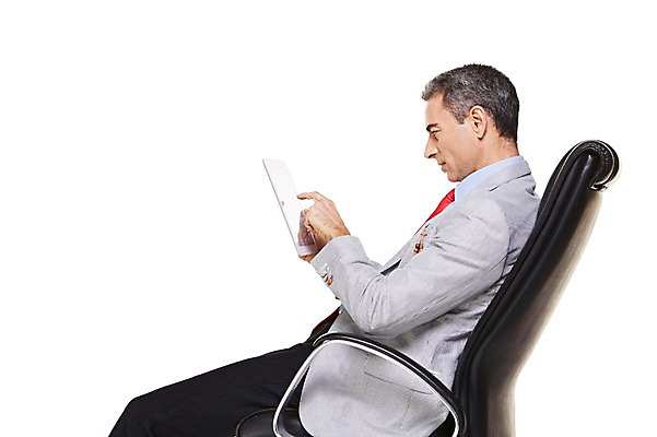 포토 JPG 스튜디오촬영 서양인 해외기획촬영 응시 남자 2013년태국 40대 중년 의자 비즈니스 중년라이프 실내 한명 들기 누끼 사람 앉기 상반신 옆모습 캐주얼 비즈니스라이프 태블릿 웹서핑 비즈니스맨 중년남자한명만 국내포토 외국인 1 라이프스타일 시선 옷 뷰포인트 가구 모션 성인 내부 전자제품 스마트기기 직장인 남자한명만 중년남자만 파일형식