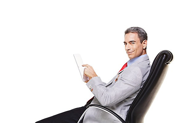 포토 JPG 스튜디오촬영 서양인 해외기획촬영 남자 2013년태국 40대 중년 의자 비즈니스 중년라이프 실내 한명 웃음 들기 누끼 사람 앉기 상반신 옆모습 캐주얼 비즈니스라이프 태블릿 웹서핑 비즈니스맨 중년남자한명만 국내포토 외국인 1 라이프스타일 옷 뷰포인트 가구 모션 표정 성인 내부 전자제품 스마트기기 직장인 남자한명만 중년남자만 파일형식