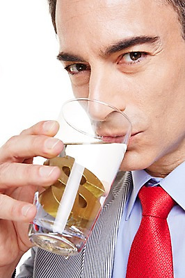 포토 JPG 스튜디오촬영 서양인 해외기획촬영 남자 2013년태국 40대 중년 비즈니스 중년라이프 잔 실내 한명 들기 누끼 사람 상반신 앞모습 컵 캐주얼 물 금융 경제 비즈니스라이프 달러 마시기 비즈니스맨 화폐기호 물컵 중년남자한명만 국내포토 자연요소 외국인 1 라이프스타일 식기 기호 옷 뷰포인트 돈 모션 성인 내부 직장인 화폐 남자한명만 중년남자만 파일형식