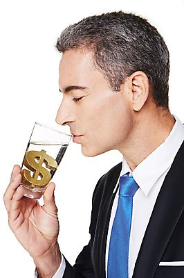 포토 JPG 스튜디오촬영 서양인 해외기획촬영 남자 2013년태국 40대 중년 비즈니스 모션 중년라이프 잔 실내 한명 들기 누끼 사람 정장 상반신 옆모습 컵 물 금융 경제 비즈니스라이프 달러 마시기 비즈니스맨 화폐기호 물컵 중년남자한명만 국내포토 자연요소 외국인 1 라이프스타일 식기 기호 옷 뷰포인트 돈 성인 내부 직장인 화폐 남자한명만 중년남자만 파일형식