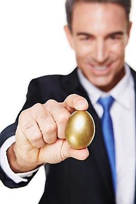 포토 JPG 스튜디오촬영 서양인 해외기획촬영 남자 2013년태국 40대 중년 비즈니스 모션 중년라이프 실내 한명 웃음 들기 사람 정장 상반신 앞모습 아웃포커스 비즈니스라이프 계란 알 비즈니스맨 황금알 중년남자한명만 국내포토 외국인 1 라이프스타일 옷 뷰포인트 촬영기법 표정 성인 내부 직장인 남자한명만 중년남자만 파일형식