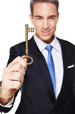 포토 JPG 스튜디오촬영 서양인 해외기획촬영 남자 2013년태국 40대 중년 비즈니스 모션 중년라이프 열쇠 실내 한명 웃음 들기 사람 정장 상반신 앞모습 아웃포커스 비즈니스라이프 비즈니스맨 황금열쇠 중년남자한명만 국내포토 외국인 1 라이프스타일 옷 뷰포인트 촬영기법 표정 성인 내부 직장인 남자한명만 중년남자만 파일형식