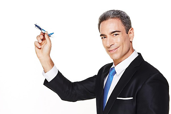 포토 JPG 스튜디오촬영 서양인 해외기획촬영 남자 2013년태국 40대 중년 비즈니스 모션 중년라이프 비행기 실내 한명 웃음 들기 사람 정장 상반신 비즈니스라이프 모형 비즈니스맨 중년남자한명만 국내포토 외국인 1 라이프스타일 옷 항공교통 대중교통 표정 성인 내부 직장인 남자한명만 중년남자만 파일형식