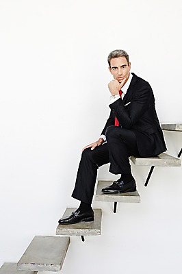 포토 JPG 스튜디오촬영 전신 서양인 해외기획촬영 남자 2013년태국 40대 중년 생각 비즈니스 모션 중년라이프 실내 한명 사람 앉기 정장 옆모습 비즈니스라이프 계단 턱괴기 비즈니스맨 중년남자한명만 국내포토 외국인 1 라이프스타일 옷 뷰포인트 성인 내부 직장인 남자한명만 중년남자만 파일형식