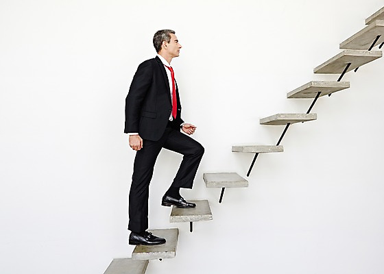 포토 JPG 스튜디오촬영 전신 서양인 해외기획촬영 남자 2013년태국 40대 중년 비즈니스 모션 중년라이프 실내 한명 사람 정장 옆모습 비즈니스라이프 걷기 계단 비즈니스맨 오르기 중년남자한명만 국내포토 외국인 1 라이프스타일 옷 뷰포인트 성인 내부 직장인 남자한명만 중년남자만 파일형식