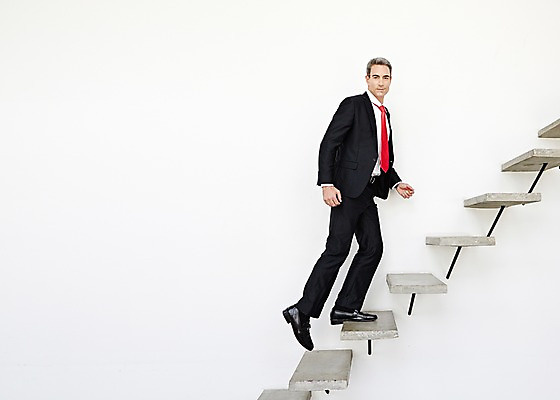 포토 JPG 스튜디오촬영 전신 서양인 해외기획촬영 남자 2013년태국 40대 중년 비즈니스 모션 중년라이프 실내 한명 사람 정장 옆모습 비즈니스라이프 걷기 계단 비즈니스맨 오르기 중년남자한명만 국내포토 외국인 1 라이프스타일 옷 뷰포인트 성인 내부 직장인 남자한명만 중년남자만 파일형식