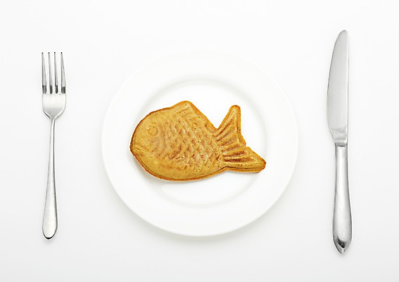 포토 JPG 스튜디오촬영 식기 접시 음식 빵 포크 디저트 실내 사람없음 나이프 겨울음식 겨울간식 붕어빵 국내포토 겨울 내부 칼 파일형식