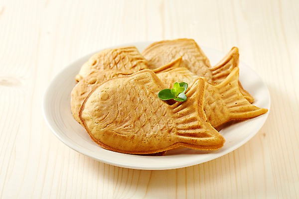 포토 JPG 스튜디오촬영 접시 음식 빵 디저트 실내 사람없음 아웃포커스 겨울음식 담기 겨울간식 붕어빵 국내포토 식기 겨울 모션 촬영기법 내부 파일형식