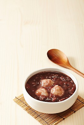 포토 JPG 스튜디오촬영 그릇 식기 음식 디저트 수저 실내 사람없음 숟가락 겨울음식 겨울간식 동지 동지팥죽 팥죽 국내포토 겨울 내부 죽 파일형식