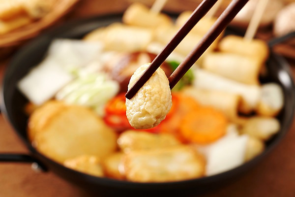 포토 JPG 스튜디오촬영 젓가락 실내 들기 근접촬영 사람없음 아웃포커스 꼬치 냄비 어묵 겨울음식 겨울간식 어묵탕 젓가락질 국내포토 음식 뷰포인트 겨울 모션 디저트 촬영기법 수저 손짓 내부 솥 탕 파일형식