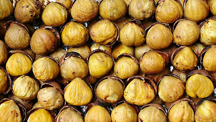 포토 JPG 음식 디저트 사람없음 야외 쌓기 견과류 밤 겨울음식 겨울간식 군밤 제철음식 국내포토 겨울 모션 밤_견과류 굽기 제철 파일형식