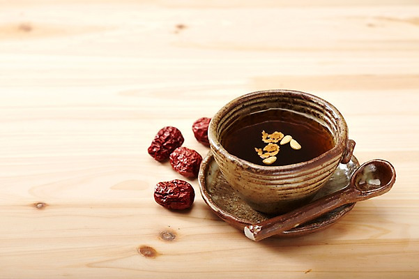 포토 JPG 스튜디오촬영 음료 음식 디저트 실내 사람없음 숟가락 약재 한약재 차 찻잔 컵받침 겨울음식 겨울간식 대추 잣 대추차 한방차 국내포토 겨울 잔 수저 내부 차_음료 약 견과류 전통차 받침대 파일형식