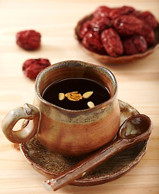 포토 JPG 스튜디오촬영 음료 음식 디저트 실내 근접촬영 사람없음 아웃포커스 숟가락 약재 한약재 차 찻잔 컵받침 겨울음식 겨울간식 대추 잣 대추차 한방차 국내포토 뷰포인트 겨울 잔 촬영기법 수저 내부 차_음료 약 견과류 전통차 받침대 파일형식