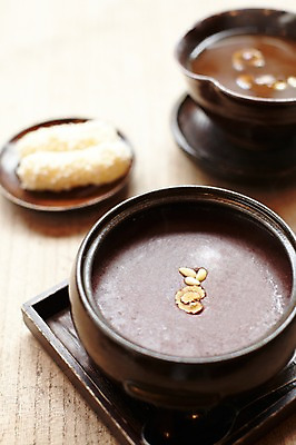 포토 JPG 스튜디오촬영 그릇 접시 음식 디저트 쟁반 실내 근접촬영 사람없음 아웃포커스 과자 겨울음식 겨울간식 한과 죽 동지 동지팥죽 전통다과 팥죽 국내포토 식기 뷰포인트 겨울 촬영기법 내부 전통음식 다과 파일형식