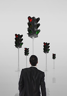 PSD 외국인 편집 편집이미지 시설물 남자 비즈니스 한명 사람 상반신 뒷모습 3D 직장인 비즈니스맨 신호등 신호 청신호 적신호 남자만 남자한명만 편집3D 직업 1 건축물 뷰포인트 인종 디지털합성 파일형식