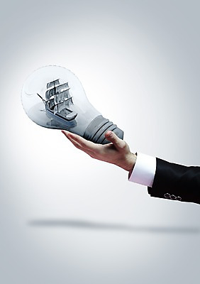 PSD 편집이미지 손 교통수단 수상교통 비즈니스 전구 아이디어 한손 항해 그림자 들기 신체부위 글로벌 글로벌비즈니스 돛단배 무역 함선 선박 이미지편집 산업 교통 컨셉 배_교통 모션 사람 파일형식