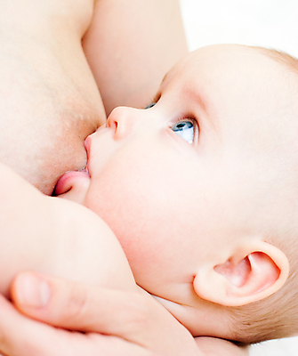 포토 JPG 해외이미지 응시 여자 얼굴 안기 엄마 건강 사람 근접촬영 상반신 성인 두명 옆모습 부모 육아 아기 먹기 수유 유대감 해외202004 해외포토 시선 뷰포인트 가족 모션 신체부위 파일형식 이미지허브