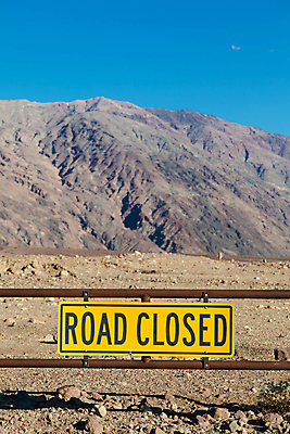 포토 JPG 해외이미지 공원 도로 여행 교통시설 자동차 자연 휴가 거리 경고 안전 사람없음 야외 노란색 금속 계곡 사막 탐험 죽음 닫기 위험 심볼 사인 보안 캘리포니아 그만 해외202004 해외포토 공공시설 길 육상교통 컬러 교통 컨셉 모션 재질 미국 시설 생태계 파일형식 이미지허브